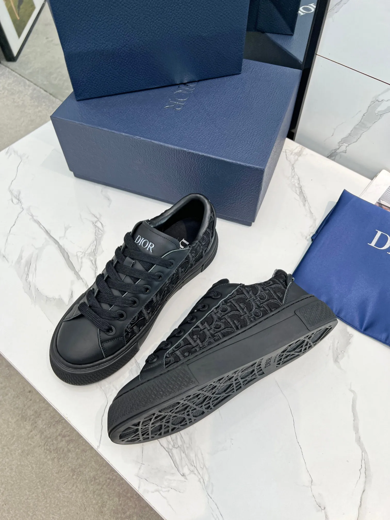 👟👟Ex-factory price 560👟👟 B33 sports tennis shoes - navy blue embroidered model 👟👟Ex-factory price 40👟👟Ex-factory price 48 Spring new model, a new interpretation of the classic tennis shoes, the fashionable silhouette highlights the heavy texture, carefully made of navy blue smooth cow leather, decorated with cream white three-dimensional embroidered Oblique print panels, and decorated with Dior It's distinguished by a logo-embossed padded tongue, wide white mohair laces and tonal brass eyelets with a matte finish. The cream-white Oblique print-effect rubber sole is enhanced by the contrasting Dior 30 Avenue Montaigne logo on the back, adding a stylish edge to casual looks.